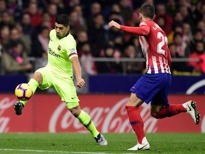 Luis Suárez, ante Lucas.