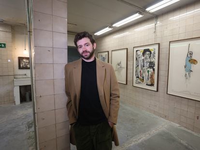 El galerista Fer Francés, en su nueva galería VETA, en el barrio de Carabanchel en Madrid.