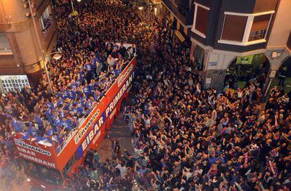 Los jugadores del Eibar celebran el ascenso a Primera