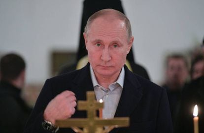 El presidente ruso, Vladímir Putin, asiste a una parte de la liturgia celebrada en el monasterio Nílov con motivo de la festividad del Bautismo de Cristo.