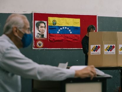 Un hombre vota en un centro electoral al noreste de Caracas, Venezuela, el pasado 21 de noviembre.