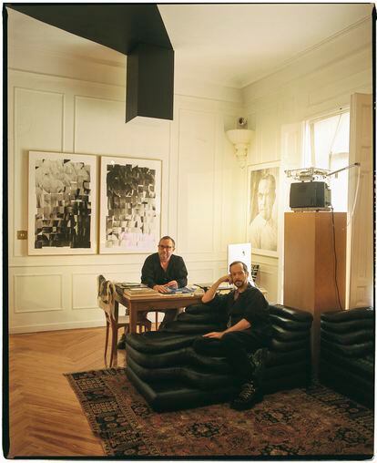 La pareja en su zona de trabajo. Las paredes y el proyector son parte de la instalación 'Double Chiaroscuro, 210', de Iñaki Bonillas. La mesa y sillas son de Roberto Lazzeroni para Ceccotti y el sofá de cuero negro es un Terrazza, de Ubald Klug, para DeSede de los años setenta.