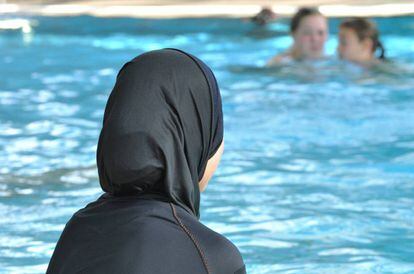 Una joven con 'burkini' en una piscina alemana.