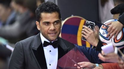 El brasileño Dani Alves, jugador del Barcelona cruza la alfombra roja del Kongresshaus de Zurich donde se celebra la gala Balón de Oro 2015.