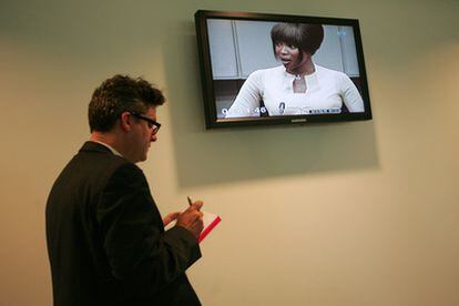 Un periodista sigue a través de un monitor el testimonio de Naomi Campbell ante el Tribunal especial para Sierra Leona.