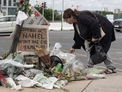 Una mujer se acercaba este sábado a un homenaje improvisado en una calle de Nanterre al adolescente Nahel M., cuya muerte a manos de la policía ha desencadenado los últimos disturbios en Francia.