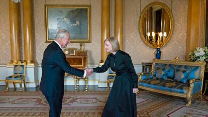 Carlos III recibe a la primera ministra del Reino Unido, Liz Truss, en el palacio de Buckingham, el 18 de septiembre.