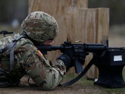 Un miembro del ejército de Estados Unidos hace una prueba de tiro en el Campo Edwards de Massachussets, en enero de 2021.