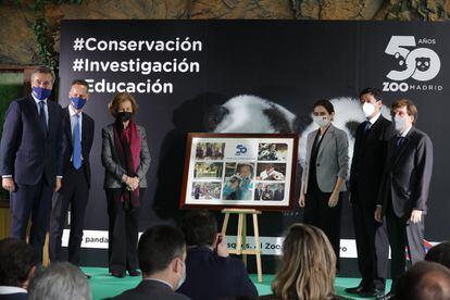 
La reina Sofía, la presidenta de la Comunidad de Madrid, Isabel Díaz Ayuso, y el alcalde de la capital, José Luis Martínez-Almeida, presidieron este lunes los actos de celebración del 50º aniversario del Zoo Aquarium de Madrid, en la Casa de Campo.