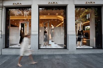 Vista de la fachada de una de las tiendas de la cadena Zara en Madrid.