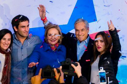 Sebastián Piñera con su familia, durante una celebración por las elecciones presidenciales primarias, el 2 de julio de 2017.
