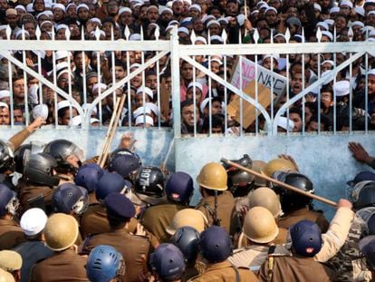 La policía intenta contener a los estudiantes de la universidad islámica Darul Uloom Nadwatul Ulama que se manifiestan en Lucknow, en el norte de India. 