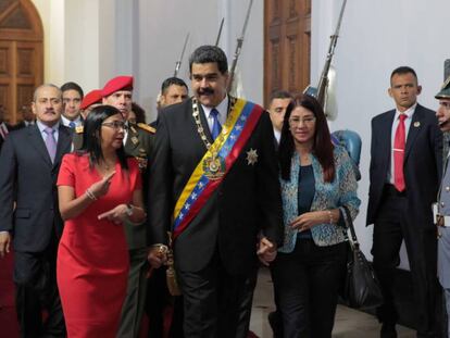 Nicolás Maduro con la primera dama Cilia Flores y la presidenta de la Asamblea Nacional Constituyente, Delcy Rodríguez. En vídeo, Maduro afirma que evitará el dólar en favor del yuan.