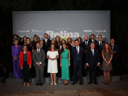 La reina Letizia, en el centro de la imagen, acompañada, desde la izquierda en primera fila, por la vicepresidenta tercera en funciones, Teresa Ribera; el presidente del Senado, Pedro Rollán; la presidenta del Congreso de los Diputados, Francina Armengol; Joseph Oughourlian, presidente de Prisa, grupo editor de EL PAÍS; Luis Abad, consejero delegado de Capgemini España, y Pilar Gil, vicepresidenta de Prisa. Detrás, otras autoridades y directivos de Prisa, los miembros del jurado y los premiados.