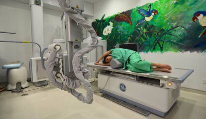 Una paciente durante una radiografía de espalda en un hospital pediátrico de Hong Kong.