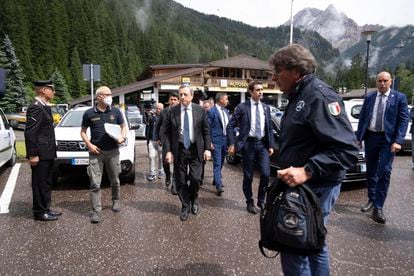 El primer ministro italiano, Mario Draghi, visita el centro de rescate en las inmediaciones de la Marmolada.