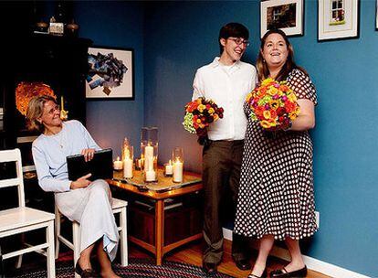 Beth Robinson, a la izquierda, líder de un movimiento en favor del matrimonio gay de Vermont, sonríe tras oficiar la boda de Claire Williams y Cori Giroux en South Burlington.