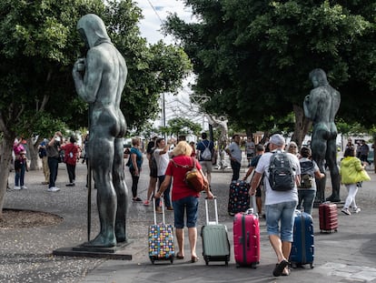 Turistas en torno al Monumento a los Caídos en Santa Cruz de Tenerife en noviembre de 2022.