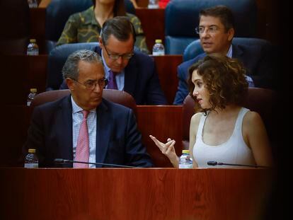 La presidenta regional, Isabel Díaz Ayuso, conversa con el vicepresidente, Enrique Ossorio, durante el pleno que este jueves celebra la Asamblea de Madrid.