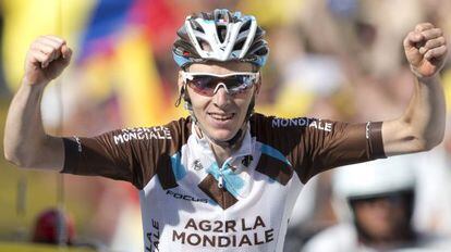 Romain Bardet celebra la victoria de etapa.