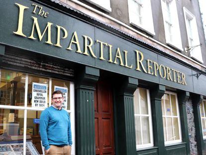 El periodista Bradley Colm, ante el local de la redacción de 'The Impartial Reporter' en Enniskillen.