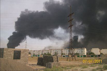 Imagen del humo provocado por la explosión de arsenales militares en la ciudad de Abadán.