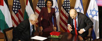 De izquierda a derecha, Abbas, Rice y Olmert, reunidos en Israel.