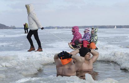 Una ola de frío polar golpea el centro de Polonia, con temperaturas de ocho bajo cero durante el día y 16 bajo cero en la noche. Los lagos se han congelado, pero eso no impide a los polacos tomar un baño en sus gélidas aguas. 