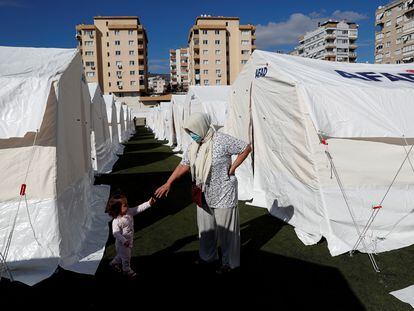 Una mujer y su hijo en medio de un campamento levantado en Esmirna para los damnificados del terremoto que el pasado viernes sacudió la costa turca del mar Egeo.