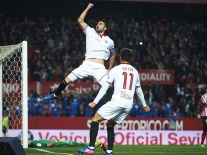 Iborra y Correa celebran el gol que dio la victoria al Sevilla frente al Athletic.