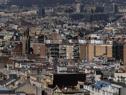 Edificios de Barcelona de distintas épocas, en la zona del Poble Sec y Sant Antoni, en una imagen reciente.
