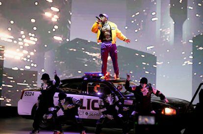DaBaby, subido en un coche de policía, durante su actuación en la gala.