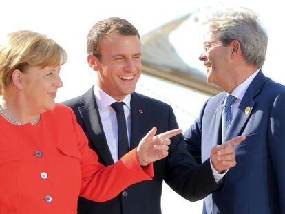 Angela Merkel, Emmanuel Macron y Paolo Gentiloni, tras la cumbre trilateral en Trieste.