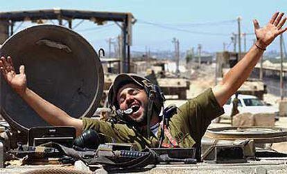 La alegría de un soldado israelí momentos después de salir de la localidad fronteriza de Rafah.