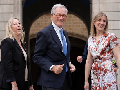 Xavier Trias, con dos concejalas electas de Junts el 31 de mayo en la plaza de Sant Jaume de Barcelona.