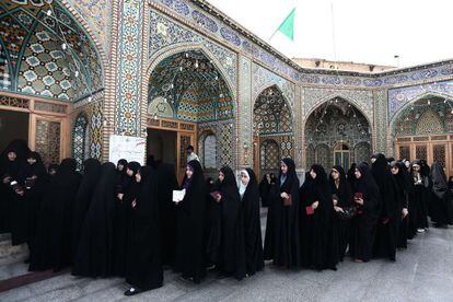 Varias mujeres esperan para votar en la ciudad santa de Qom.