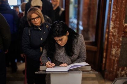 Una mujer firma en el libro de condolencias situado en la Casa de América, este miércoles. 