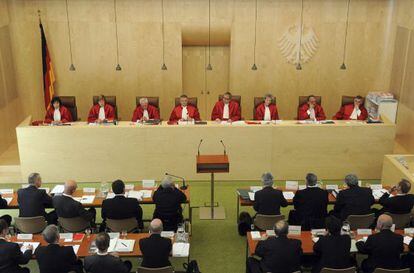 Los magistrados del Tribunal Constitucional alem&aacute;n, en el inicio de la vista oral sobre la legalidad de las decisiones del Banco Central Europeo, en Karlsruhe