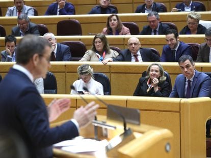 El líder del PP, Alberto Núñez Feijóo, comparece en un pleno del Senado, este martes. Sentado, a la derecha, el presidente del Gobierno, Pedro Sánchez.