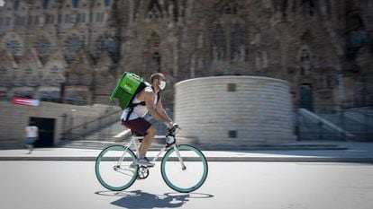 Un repartidor de UberEats en bicicleta por Barcelona.