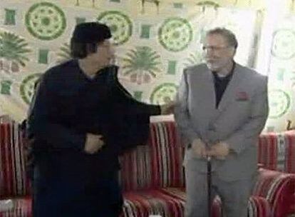 Gadafi recibe a Abdelbaset Ali Mohamed Al Megrahi en su residencia