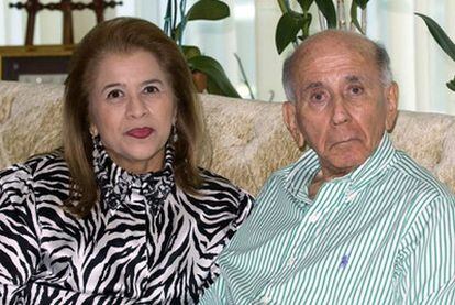 El ex presidente en su casa de Miami junto a su mujer, Cecilia Matos, en una de sus últimas imágenes.