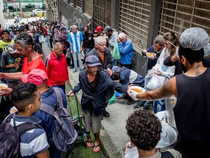 En São Paulo, personas en condición de calle hacen fila para recibir alimentos de un grupo de voluntarios, el 21 de octubre del 2022.