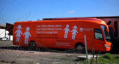 El autobús de Hazte Oír en un aparcamiento de Coslada.