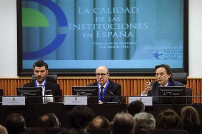 Víctor Lapuente, John de Zulueta y Jesús Lizcano durante la presentación del informe