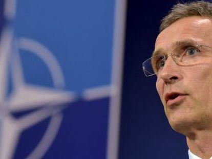 Jens Stoltenberg se dirige a la prensa tras la reuni&oacute;n de ministros de Defensa.