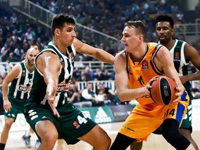 Mitoglou defiende a  Pasecniks.