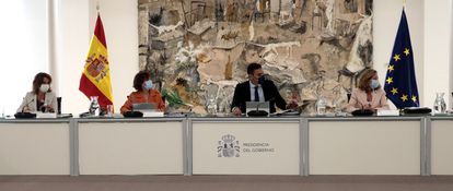 De izquierda a derecha Teresa Ribera, Carmen calvo, Pedro Sánchez y Nadia Calviño, antes del consejo de Ministros del martes pasado.