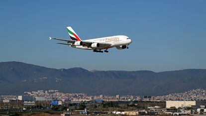 Un avión de Fly Emirates antes de aterrizar en Barcelona (España), en enero.