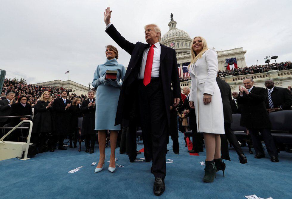 Donald Trump saluda después de prestar juramento mientras su esposa Melania y su hija Tiffany observan la ceremonia de toma de posesión de Trump como el 45º presidente de Estados Unidos, en el frente oeste del Capitolio, el 20 de enero de 2017.